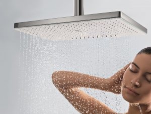 So macht Wasser sparen Spaß: eine Kopfbrause erlaubt den vollen Duschgenuss. Der Wasserverbrauch bleibt überschaubar. Foto: Hansgrohe