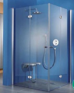 Eine bodenebene Dusche mit klappbaren Seitenwänden schafft Platz, nicht nur im Generationenbad. Foto: HSK